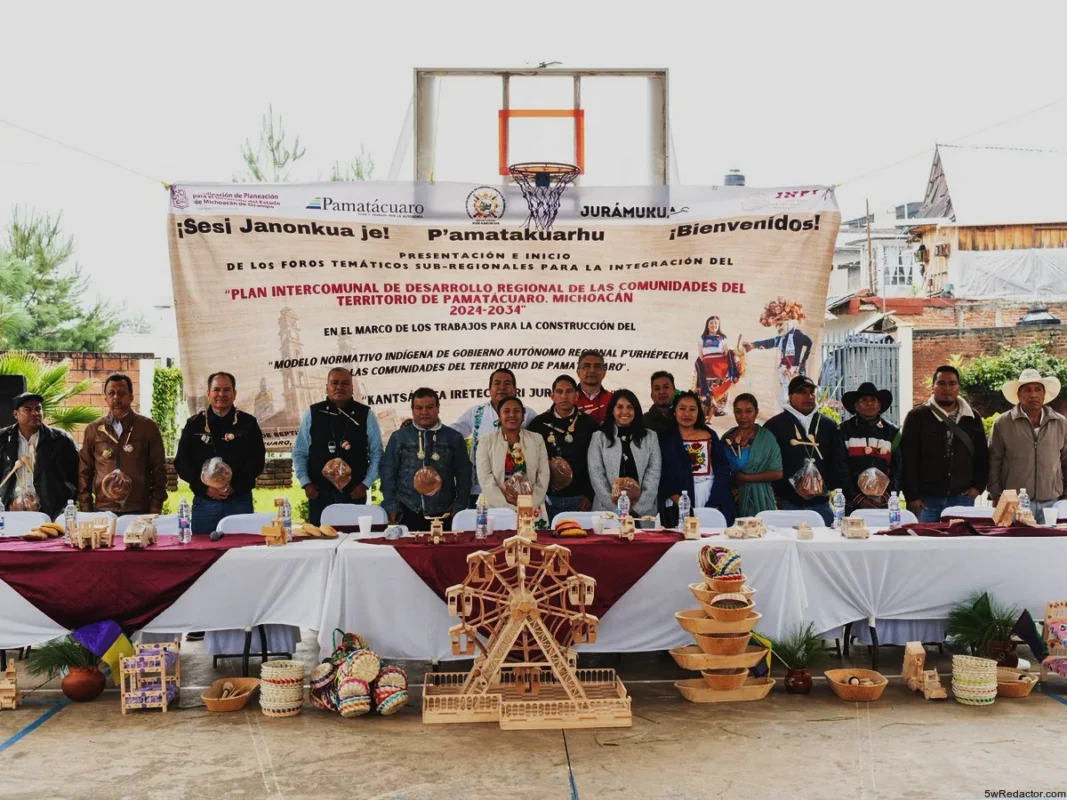 Asamblea de líderes purépechas durante el foro regional de Pamatácuaro.