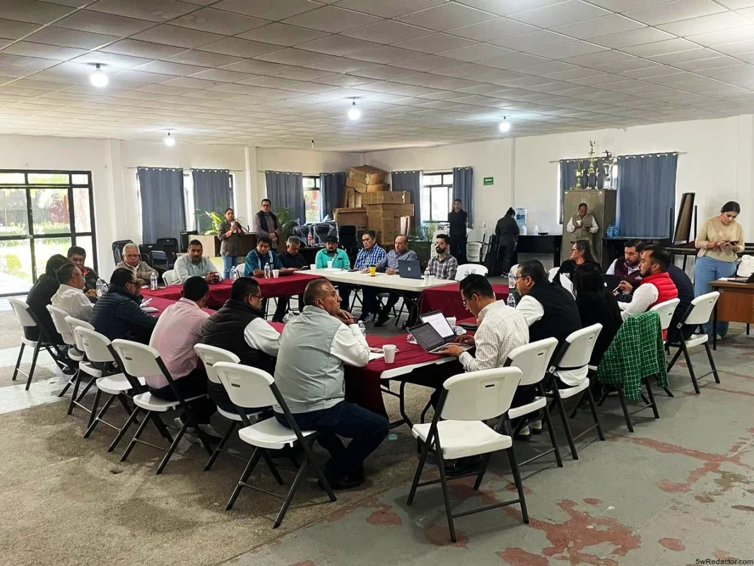 La tarifa del transporte público permanece en 11 pesos en Michoacán La tarifa del transporte público en Morelia se mantiene en 11 pesos, afirmó María Elena Huerta Moctezuma, directora general del Instituto del Transporte del Estado de Michoacán (ITransporte), subrayando que cualquier ajuste futuro irá ligado a mejoras tangibles para las y los usuarios. H2: Compromiso con el usuario y rechazo a bloqueos Tarifa vigente: 11 pesos sin ajustes por el momento. Condición para incrementar: mejoras reales en frecuencia, seguridad y unidades. Impacto de bloqueos: vulneran el derecho a la movilidad y afectan a quienes dependen del servicio. Por lo tanto, el Gobierno estatal descarta incrementos hasta ofrecer un sistema más eficiente y digno. H2: Proyectos estratégicos para modernizar el transporte Teleférico: eje de la transformación en movilidad de Morelia. Coordinación con transportistas: invitación a sumarse a estándares de calidad. Tecnología e innovación: plataformas de pago electrónico y rastreo de unidades. Asimismo, Huerta Moctezuma enfatizó que las concesiones deben cumplir con su función social, no obstaculizar el servicio. H3: Beneficios de mantener la tarifa en 11 pesos Acceso equitativo: costo estable para grupos vulnerables. Presión a mejorar servicio: sin incrementos, los concesionarios buscarán eficiencia. Transparencia financiera: revisión periódica de costos operativos antes de proponer ajustes. De este modo, la tarifa del transporte público se convierte en herramienta de calidad y justicia social. H2: Llamado a la colaboración ciudadana El ITransporte reitera su disposición a trabajar con #TransportistasResponsables, fomentando mesas de diálogo y auditorías ciudadanas para garantizar un servicio ordenado y confiable.