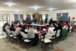 La tarifa del transporte público permanece en 11 pesos en Michoacán La tarifa del transporte público en Morelia se mantiene en 11 pesos, afirmó María Elena Huerta Moctezuma, directora general del Instituto del Transporte del Estado de Michoacán (ITransporte), subrayando que cualquier ajuste futuro irá ligado a mejoras tangibles para las y los usuarios. H2: Compromiso con el usuario y rechazo a bloqueos Tarifa vigente: 11 pesos sin ajustes por el momento. Condición para incrementar: mejoras reales en frecuencia, seguridad y unidades. Impacto de bloqueos: vulneran el derecho a la movilidad y afectan a quienes dependen del servicio. Por lo tanto, el Gobierno estatal descarta incrementos hasta ofrecer un sistema más eficiente y digno. H2: Proyectos estratégicos para modernizar el transporte Teleférico: eje de la transformación en movilidad de Morelia. Coordinación con transportistas: invitación a sumarse a estándares de calidad. Tecnología e innovación: plataformas de pago electrónico y rastreo de unidades. Asimismo, Huerta Moctezuma enfatizó que las concesiones deben cumplir con su función social, no obstaculizar el servicio. H3: Beneficios de mantener la tarifa en 11 pesos Acceso equitativo: costo estable para grupos vulnerables. Presión a mejorar servicio: sin incrementos, los concesionarios buscarán eficiencia. Transparencia financiera: revisión periódica de costos operativos antes de proponer ajustes. De este modo, la tarifa del transporte público se convierte en herramienta de calidad y justicia social. H2: Llamado a la colaboración ciudadana El ITransporte reitera su disposición a trabajar con #TransportistasResponsables, fomentando mesas de diálogo y auditorías ciudadanas para garantizar un servicio ordenado y confiable.