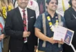 Tayde González Arias entregando el trofeo a Pablo Barreda en la Unicepes