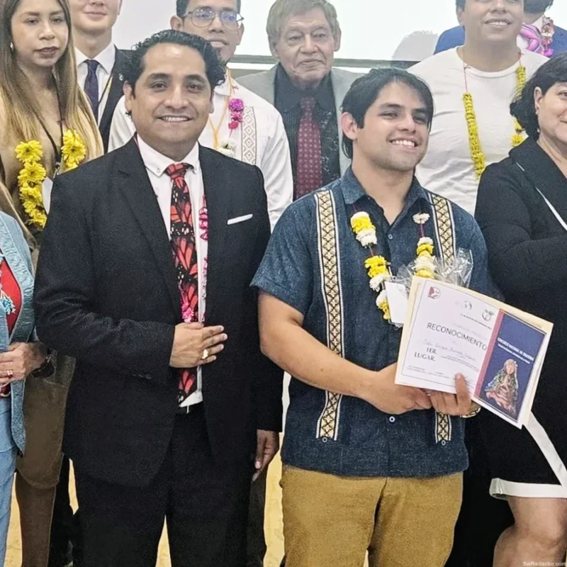 Tayde González Arias entregando el trofeo a Pablo Barreda en la Unicepes