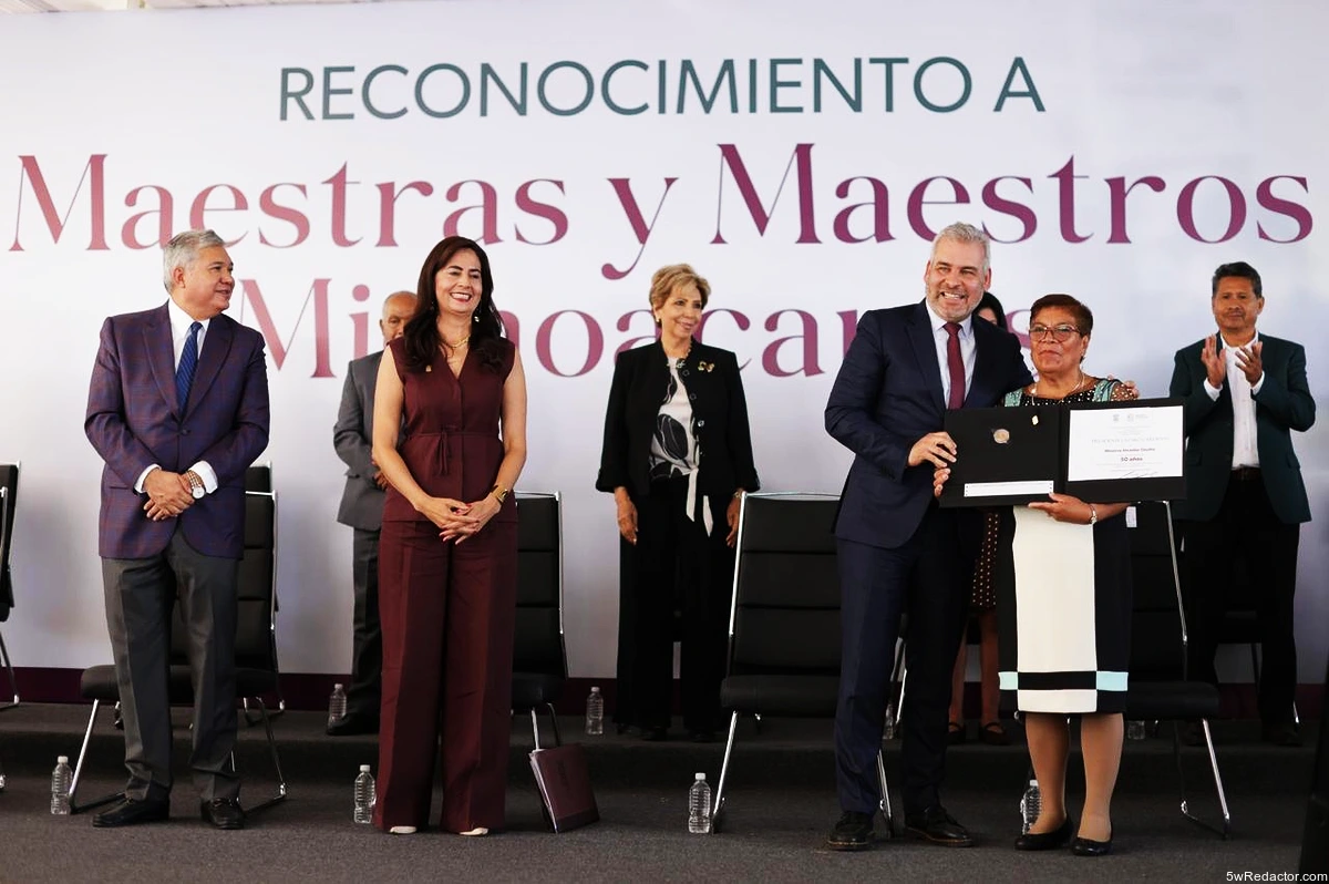 Bedolla reconoce a mil 700 docentes
