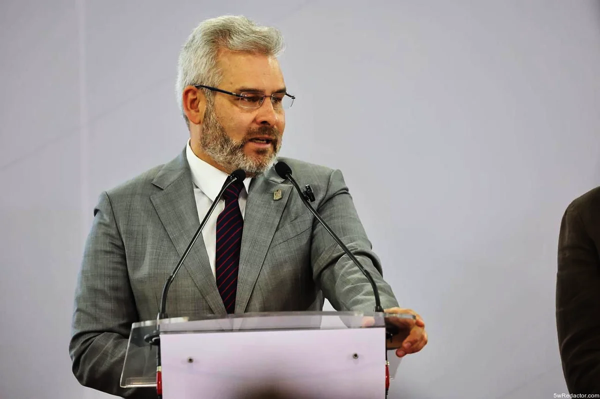 Gobernador Bedolla en conferencia de prensa anunciando la iniciativa.