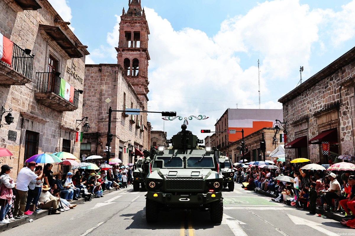 Orden y saldo blanco en desfiles patrios de Michoacán