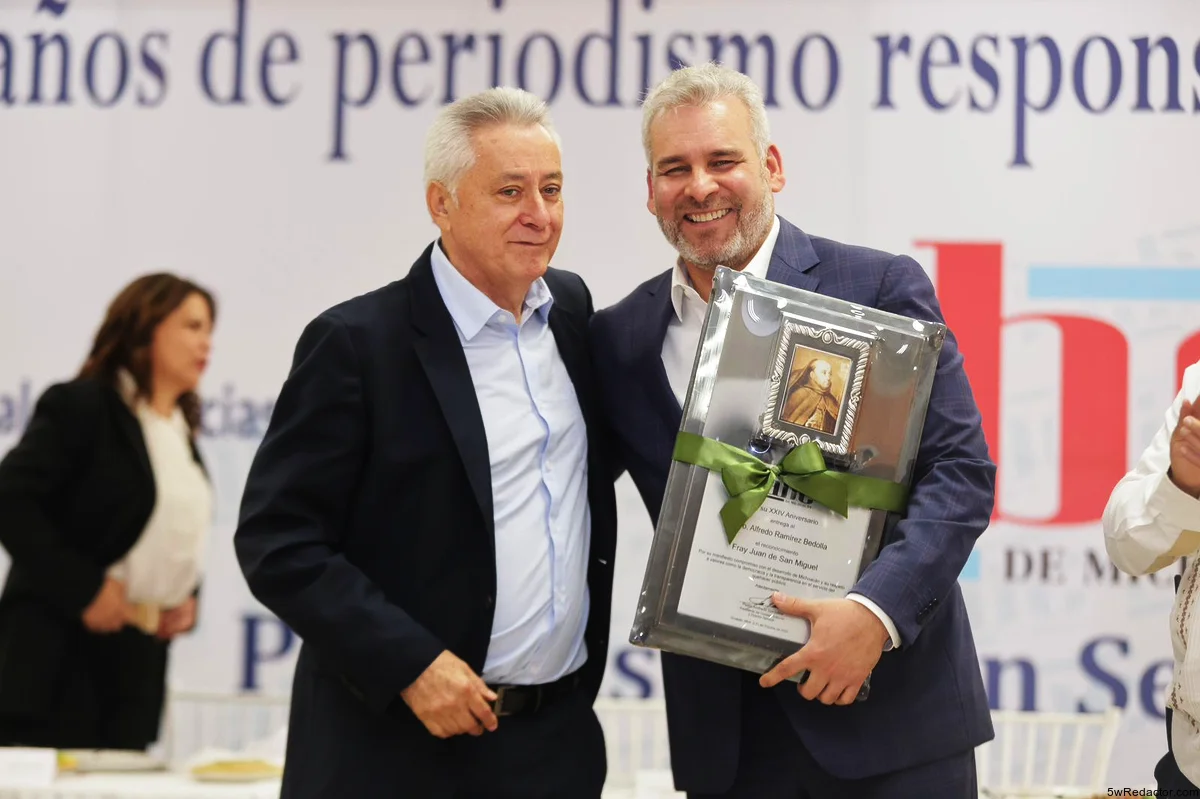 Bedolla honrado con el premio Fray Juan de San Miguel en Uruapan