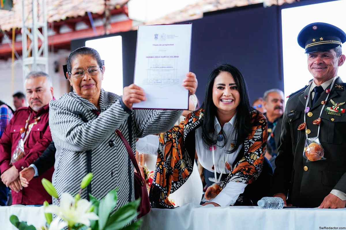 Beneficiarios del fraccionamiento El Nogal reciben títulos de propiedad