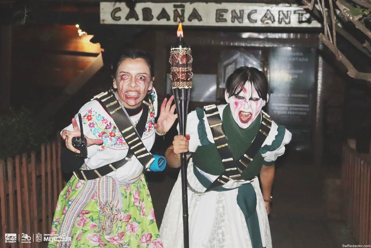 Actores de la Hacienda del Terror en los pasillos del Zoológico.