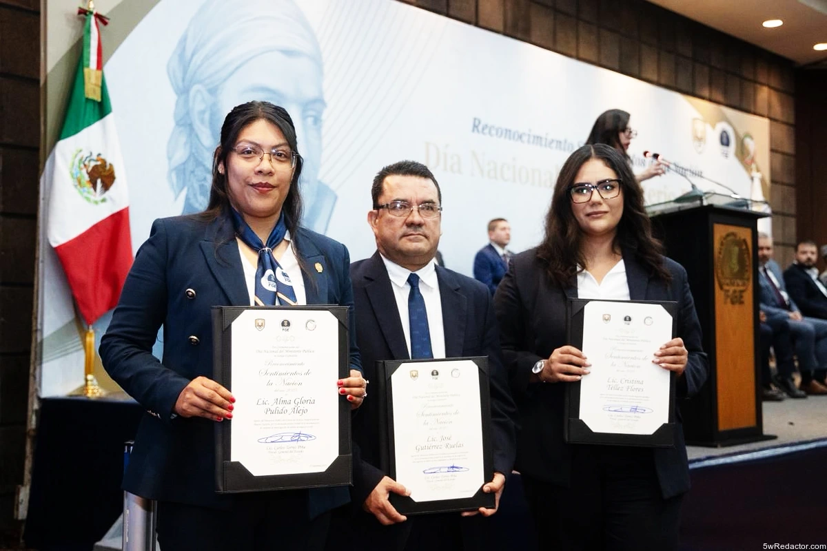 Agentes del Ministerio Público galardonados por su desempeño.