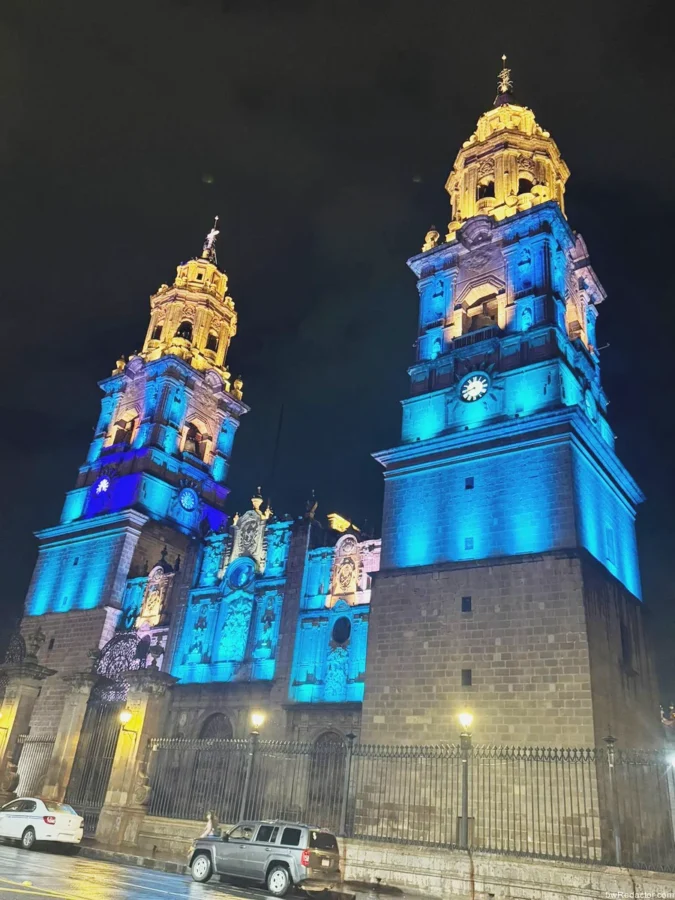 Catedral de Morelia se ilumina de azul turquesa por la Neuralgia del Trigémino