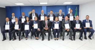 Carlos Torres Piña entregando nombramientos en ceremonia FGE Michoacán.
