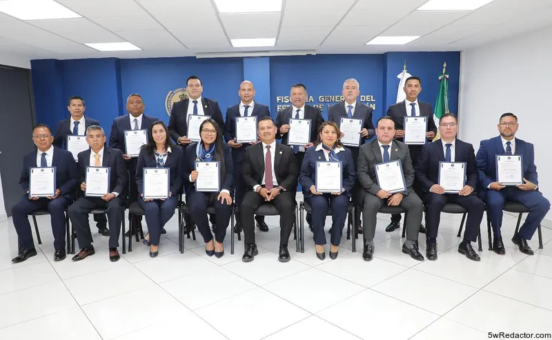 Carlos Torres Piña entregando nombramientos en ceremonia FGE Michoacán.