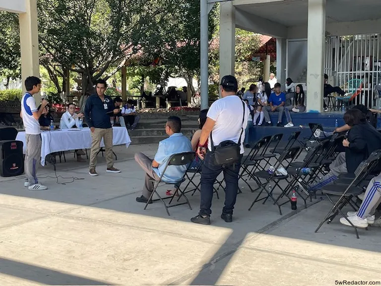 Estudiantes en plática sobre ciberbullying en Huetamo, Michoacán.