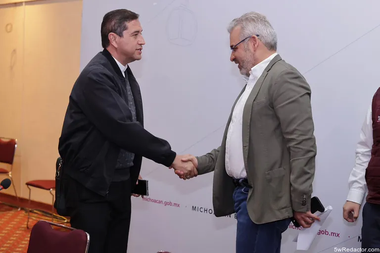 Monseñor Héctor Pérez en diálogo con gobernador Bedolla