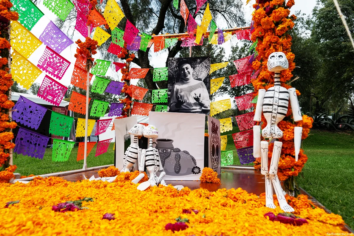 Ofrenda comunitaria con cempasúchil en Pabellón Cultura Comunitaria.