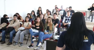 Policía Cibernética explica delitos digitales a estudiantes UMSNH.