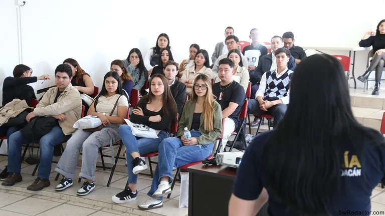 Policía Cibernética explica delitos digitales a estudiantes UMSNH.