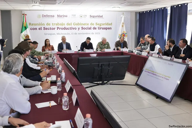 Omar García Harfuch y Bedolla en reunión Uruapan 2025.