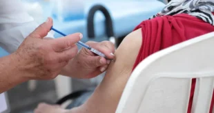 Enfermera aplicando vacuna