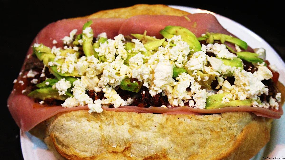 Torta mexicana con jamón y aguacate para Día Mundial del Sándwich.