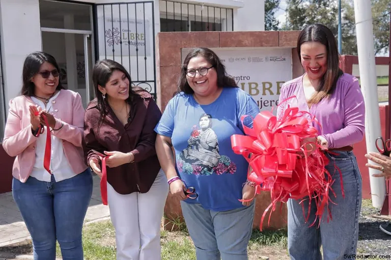 Mujeres en la inauguración de un Centro Libre