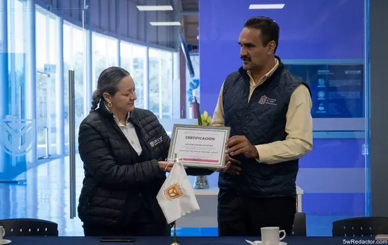 Alto rendimiento en certificación profesional, reconocimiento de excelencia.