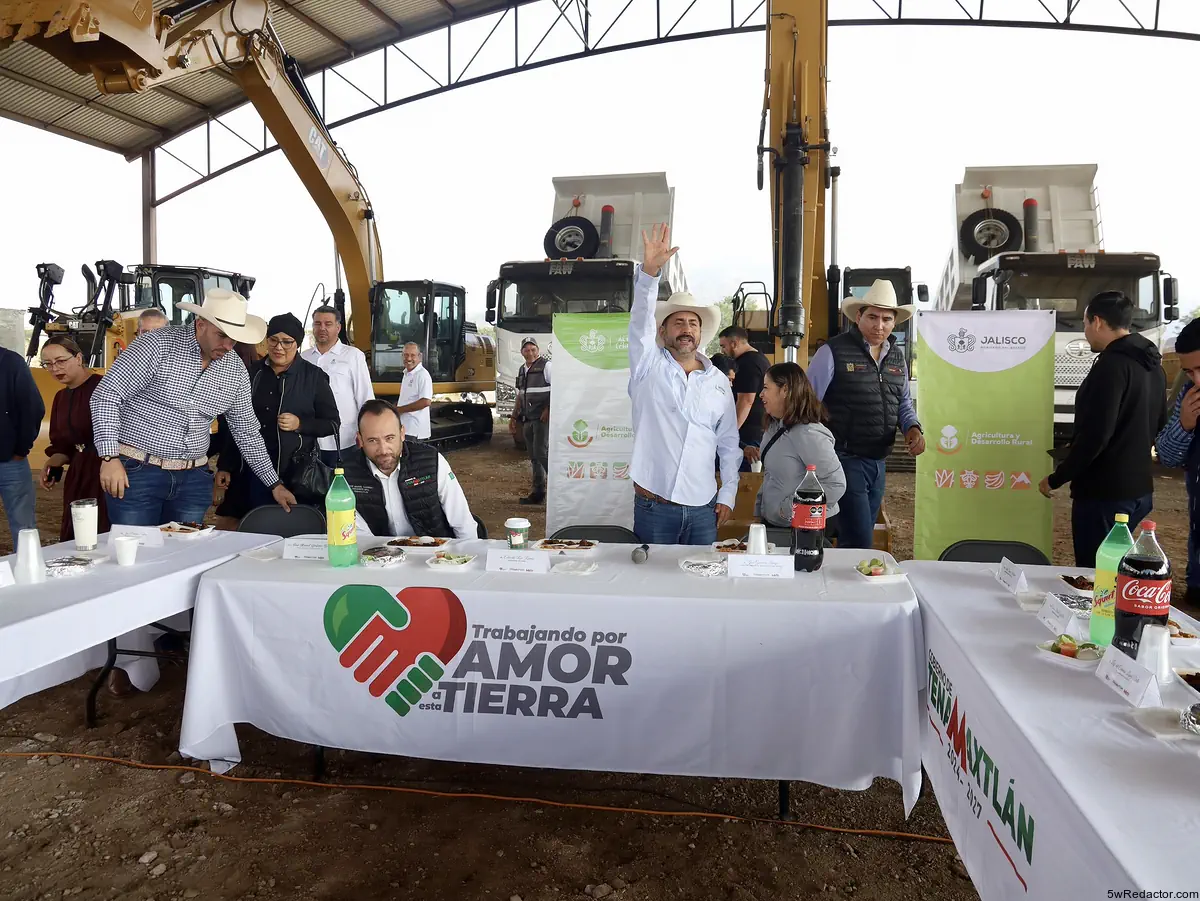 Eduardo Ron Ramos entrega módulo El Campo en Marcha en Tenamaxtlán.
