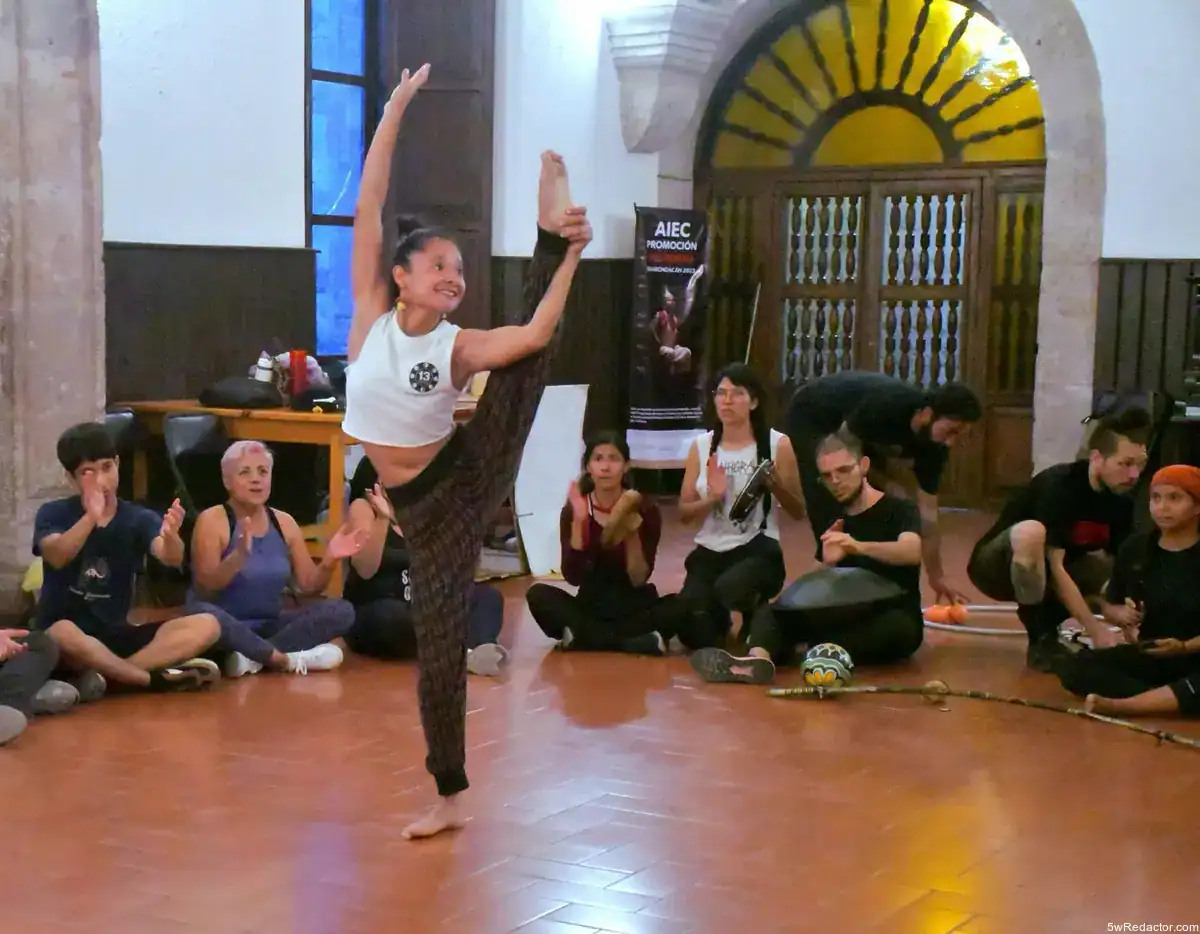 1. Bailarina haciendo una impresionante pose en un ambiente cultural.