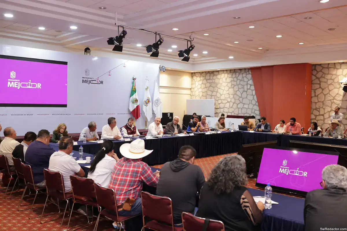 Reunión oficial del gobierno de Michoacán en un salón de eventos.