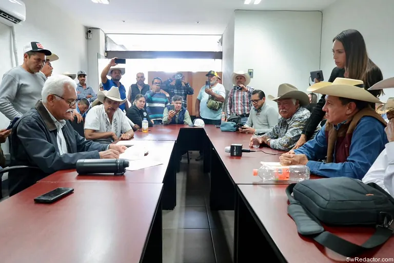 Representantes ganaderos en reunión con Cuauhtémoc Ramírez Romero.