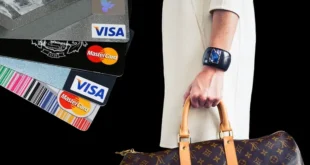 Mujer saliendo de compras