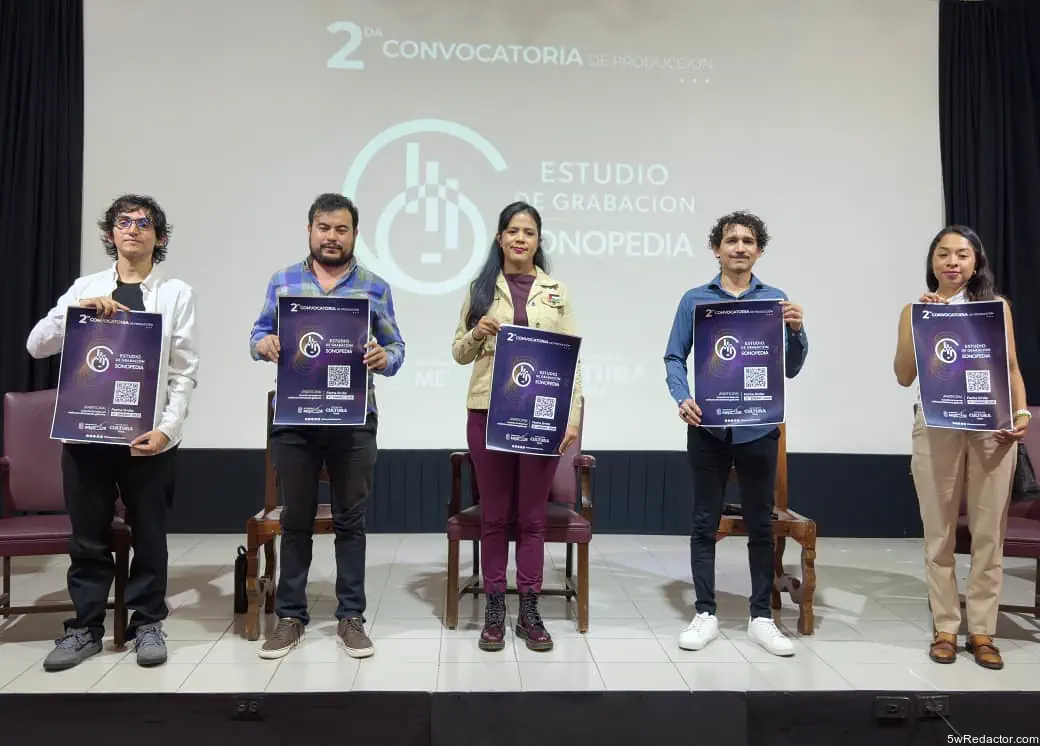 Artistas beneficiados por Sonopedia Michoacán en sesión profesional.