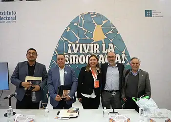 Diversos expertos en política y democracia en evento en Guadalajara.