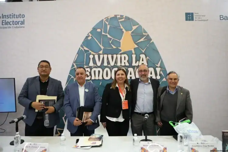 Diversos expertos en política y democracia en evento en Guadalajara.