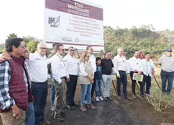 Reunión de autoridades y funcionarios en Michoacán para iniciar proyecto de salud y justicia.