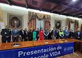 Personalidades en presentación del Protocolo VIDA en León, evento oficial con autoridades y expertos en salud.