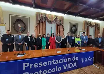 Personalidades en presentación del Protocolo VIDA en León, evento oficial con autoridades y expertos en salud.