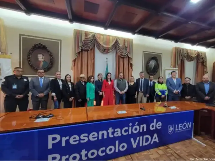 Personalidades en presentación del Protocolo VIDA en León, evento oficial con autoridades y expertos en salud.