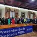 Personalidades en presentación del Protocolo VIDA en León, evento oficial con autoridades y expertos en salud.