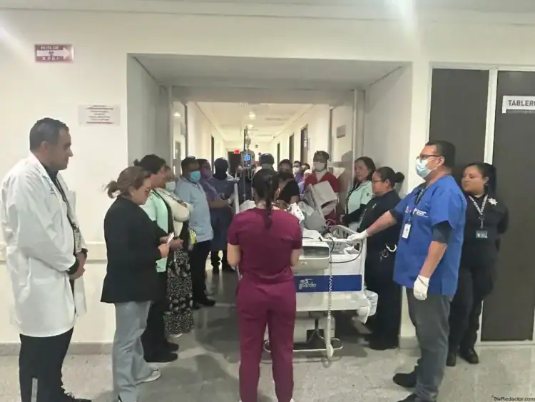 Medicos atendiendo a paciente en hospital durante emergencia sanitaria en México.