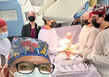 1. Equipo médico en cirugía de parto con profesionales en sala de parto hospitalaria.