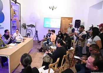Comunicadores en una conferencia de prensa del Gobierno de Zamora, en un espacio con tecnología moderna y participación activa.