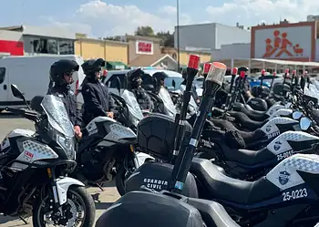 Escuadrón de motos de la Guardia Civil en formación en un parque de motos policiales.