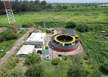 Centro de control de plantas de tratamiento de agua con paneles solares y estructura moderna.