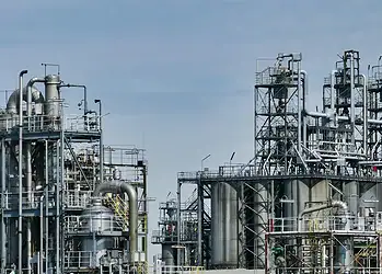 Tuberías y estructuras industriales en planta química, tecnología y procesamiento de petróleo.