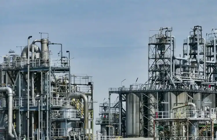 Tuberías y estructuras industriales en planta química, tecnología y procesamiento de petróleo.