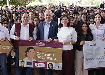 Bocanegra recibiendo apoyo para transporte en evento con gran asistencia.