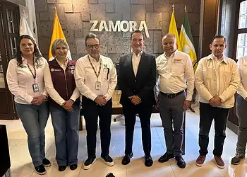 Agentes de ZAMORA en una reunión oficial en un entorno institucional.