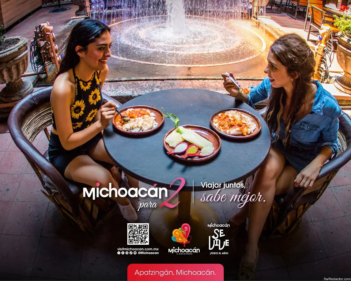 Comida tradicional en un restaurante de Michoacán con dos mujeres disfrutando de una comida en un am.