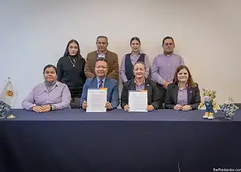 Apariencia de un grupo de profesionales en una reunión formal con documentos en mano.